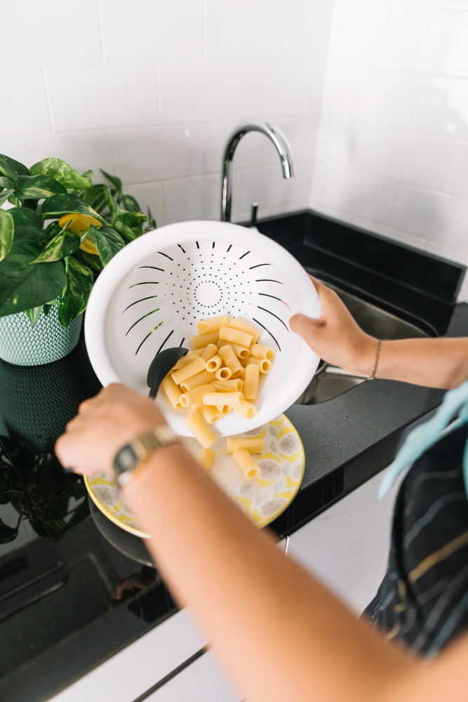 Genc Gazete Geceleri Mutfakta Kirli Bulaşık Bırakmayınwashing Up Dish (12)