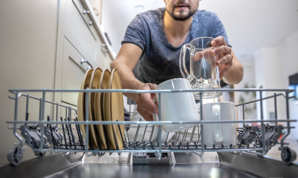 Genc Gazete Geceleri Mutfakta Kirli Bulaşık Bırakmayınwashing Up Dish (3)