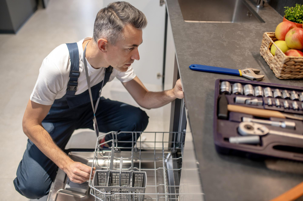 Genc Gazete Geceleri Mutfakta Kirli Bulaşık Bırakmayınwashing Up Dish (9)