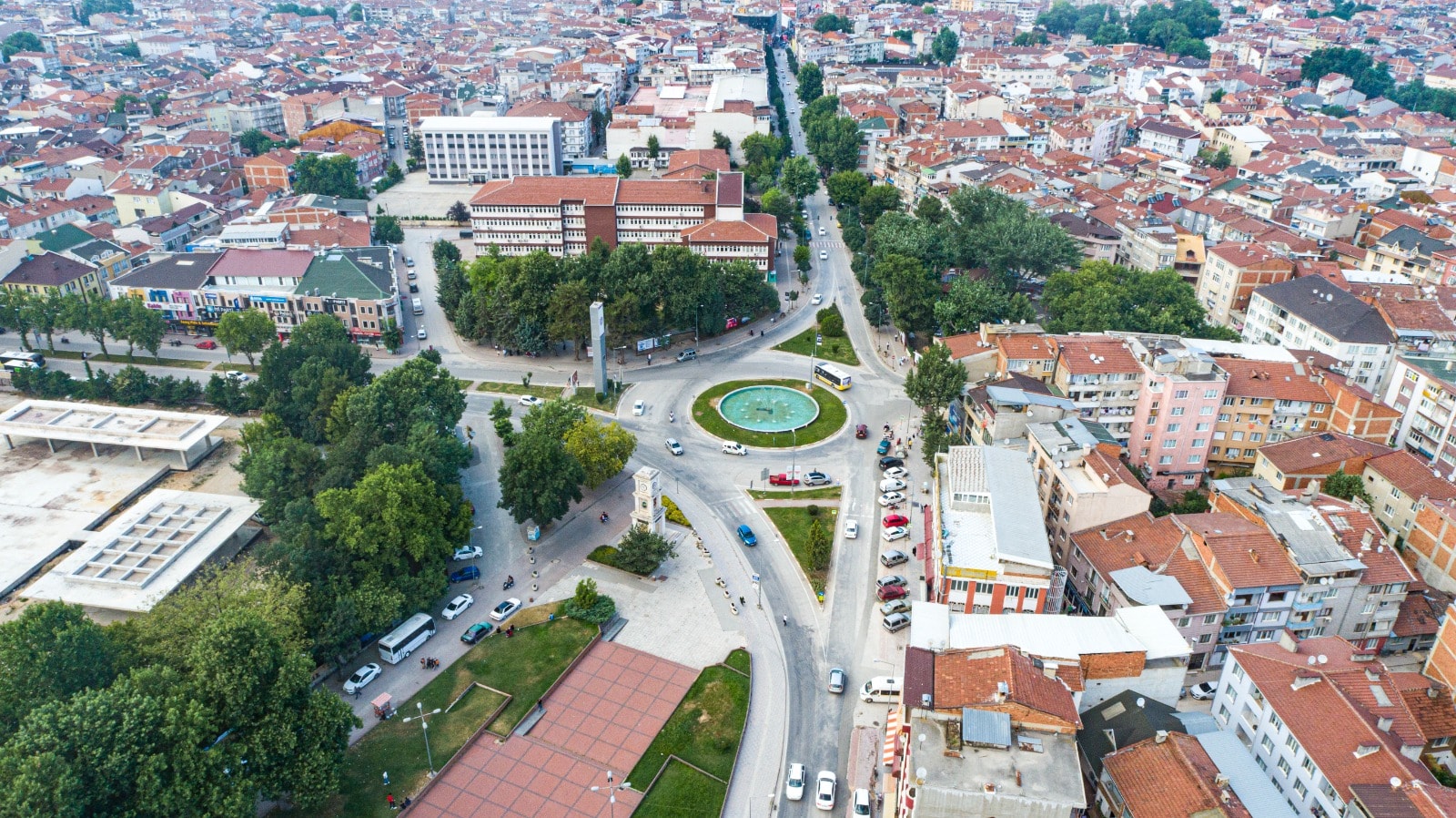 Genç Gazete Inegöl Belediye Binası Inegöl Atatürk Anıtı Hükümet Meydanı (2)-1