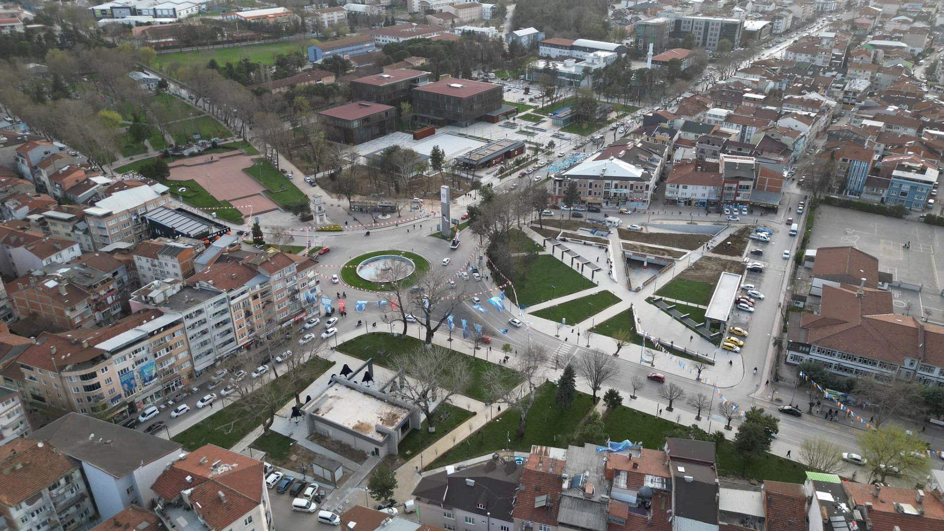 Genç Gazete Inegöl Belediye Binası Inegöl Atatürk Anıtı Hükümet Meydanı (4)-1