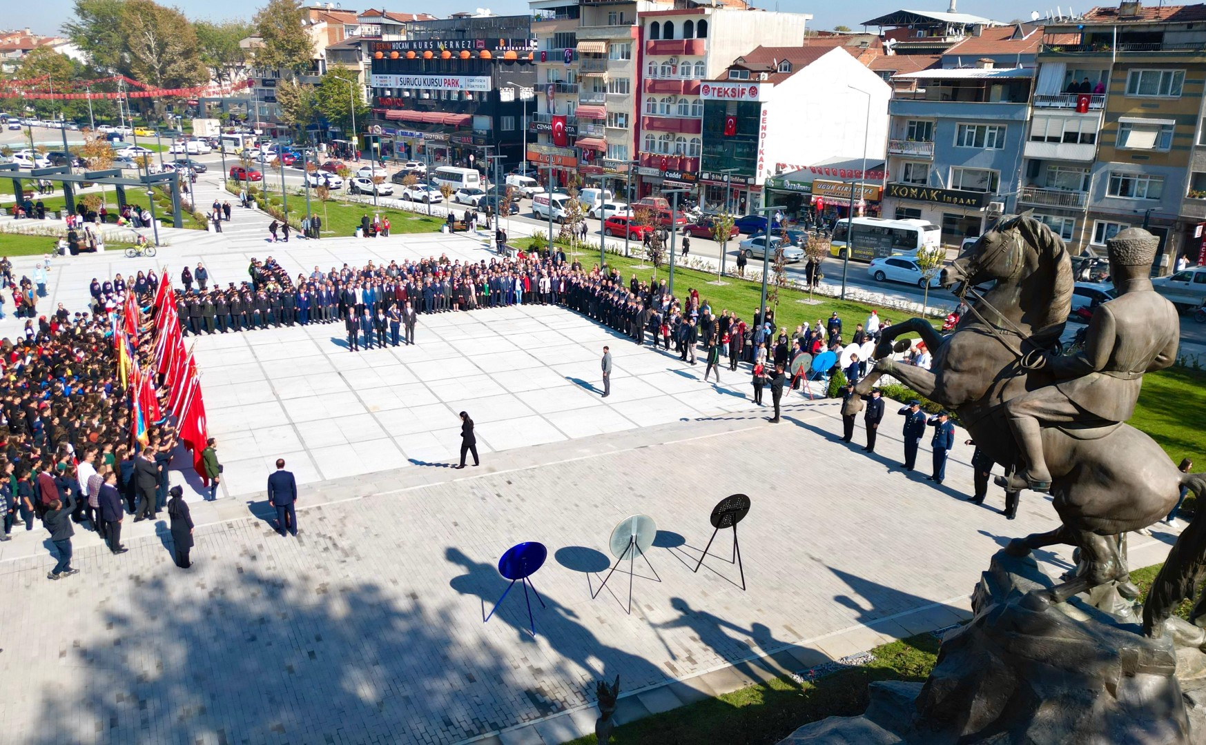 Genç Gazete Inegöl Belediye Binası Inegöl Atatürk Anıtı Hükümet Meydanı (4)