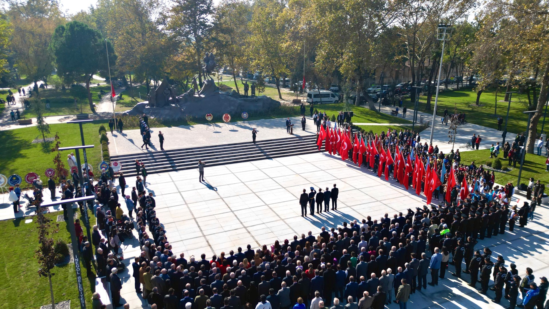 Genç Gazete Inegöl Belediye Binası Inegöl Atatürk Anıtı Hükümet Meydanı (5)