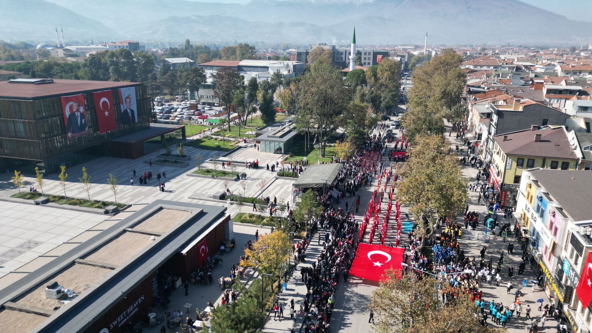 Genç Gazete Inegöl Belediye Binası Inegöl Atatürk Anıtı Hükümet Meydanı (9)