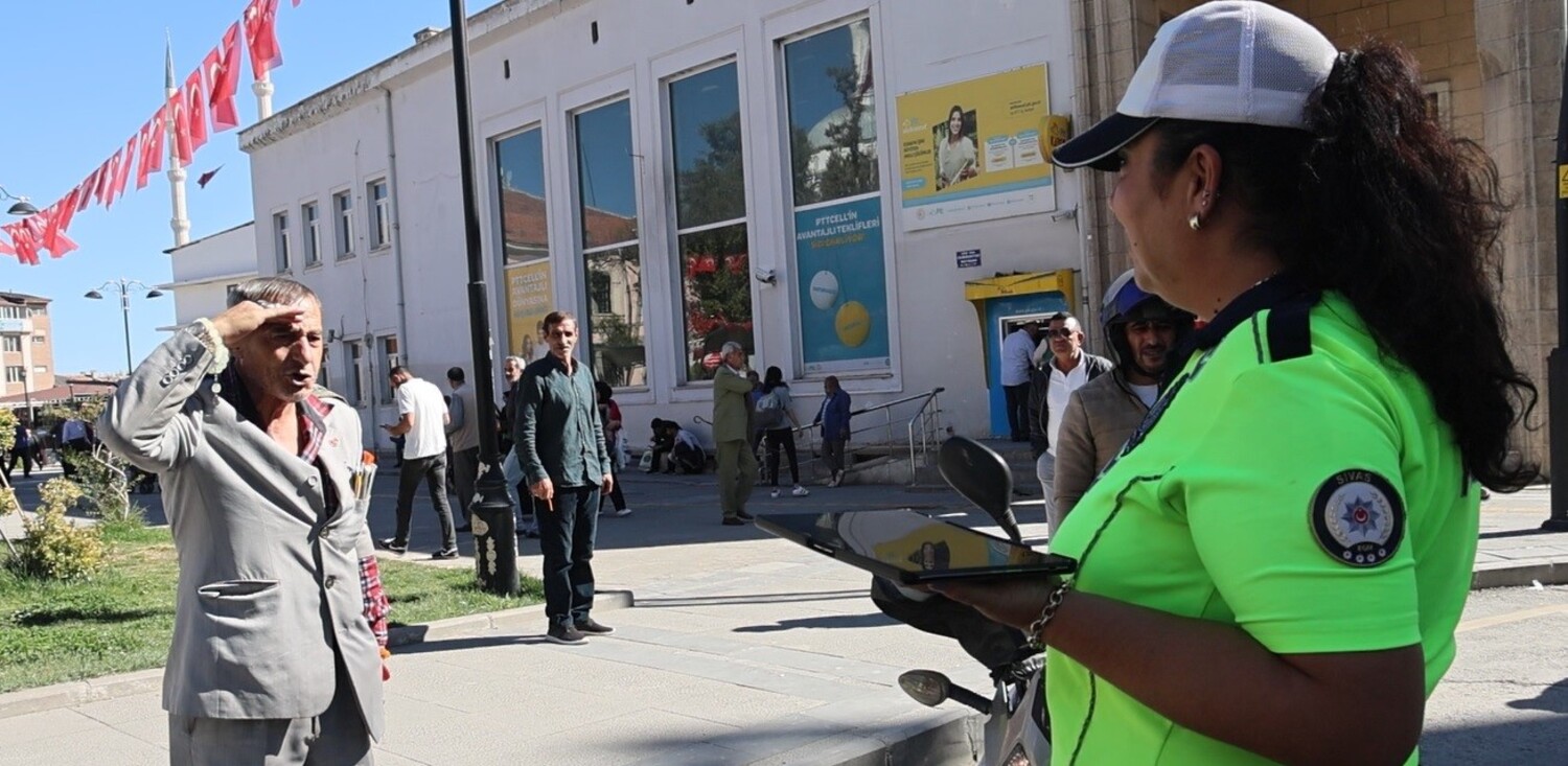 Genc Gazete Kadın Polise ‘Komutanım’ Diyerek Tekmil Verdi (2)