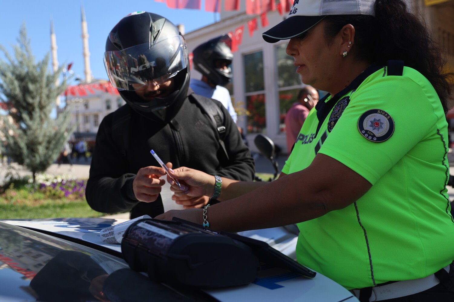 Genc Gazete Kadın Polise ‘Komutanım’ Diyerek Tekmil Verdi (4)