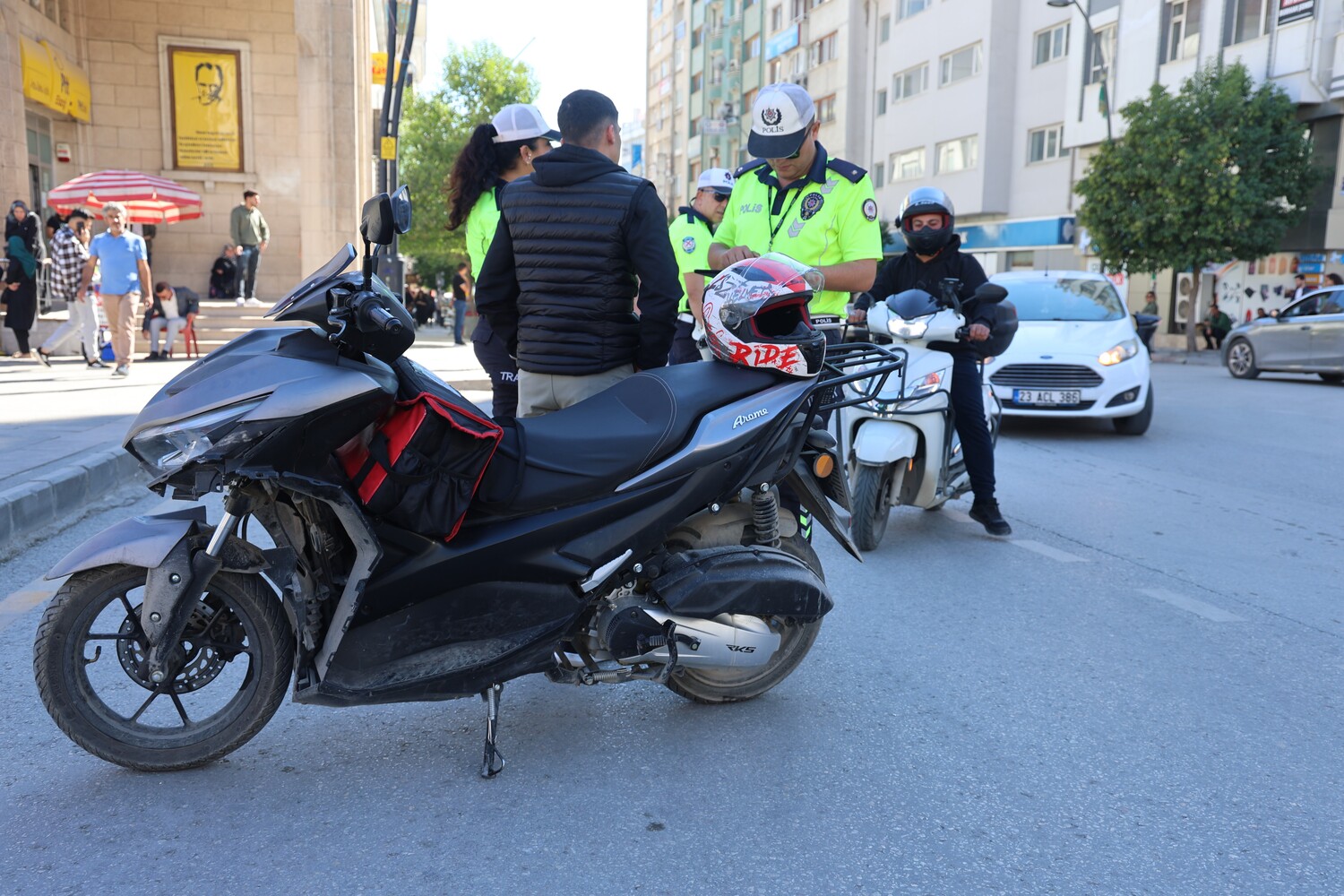 Genc Gazete Kadın Polise ‘Komutanım’ Diyerek Tekmil Verdi (5)