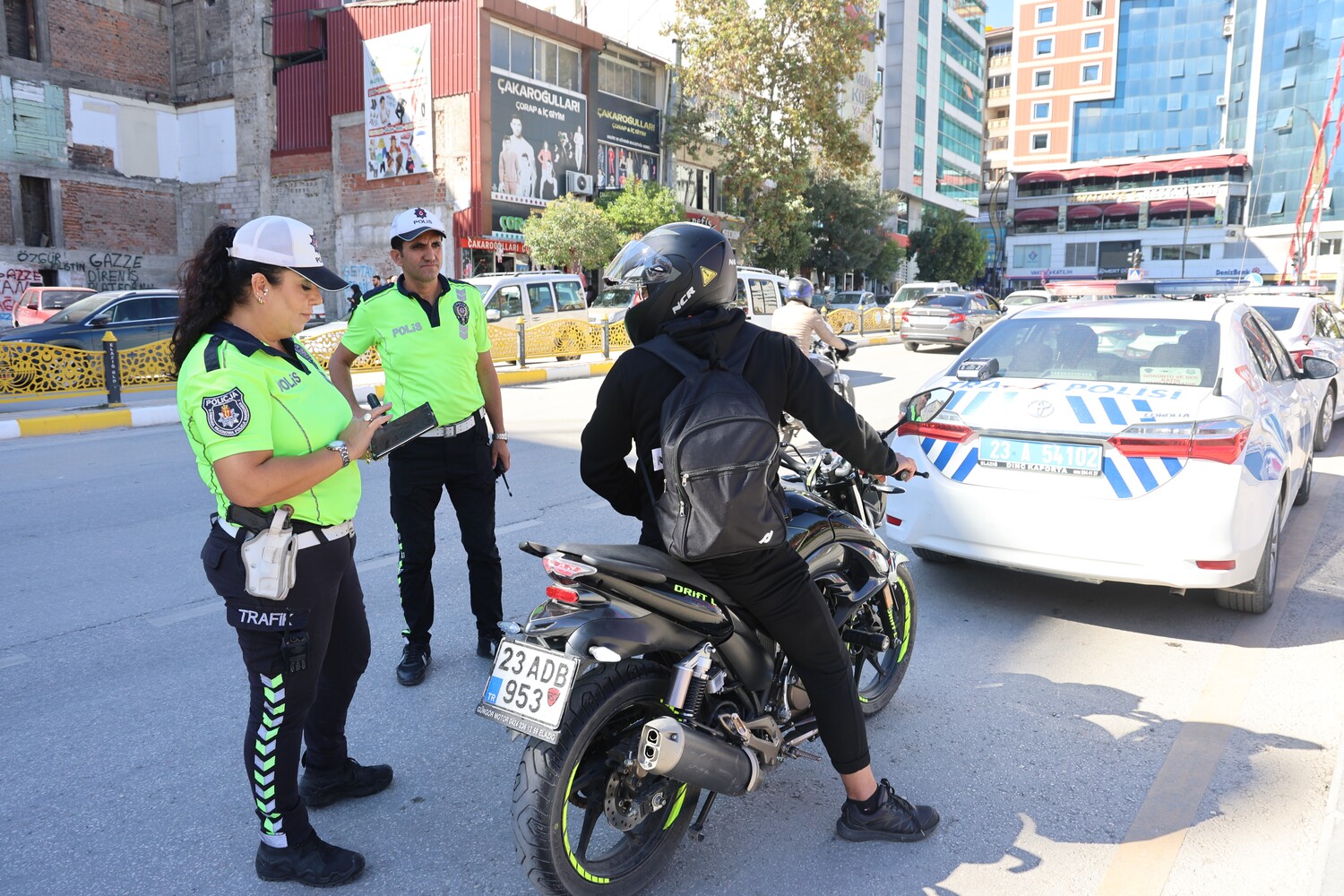 Genc Gazete Kadın Polise ‘Komutanım’ Diyerek Tekmil Verdi (8)