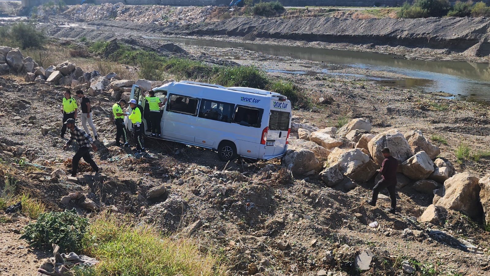 Genc Gazete Servis Minibüsü Geri Manevra Yaparken Takla Attı (1)