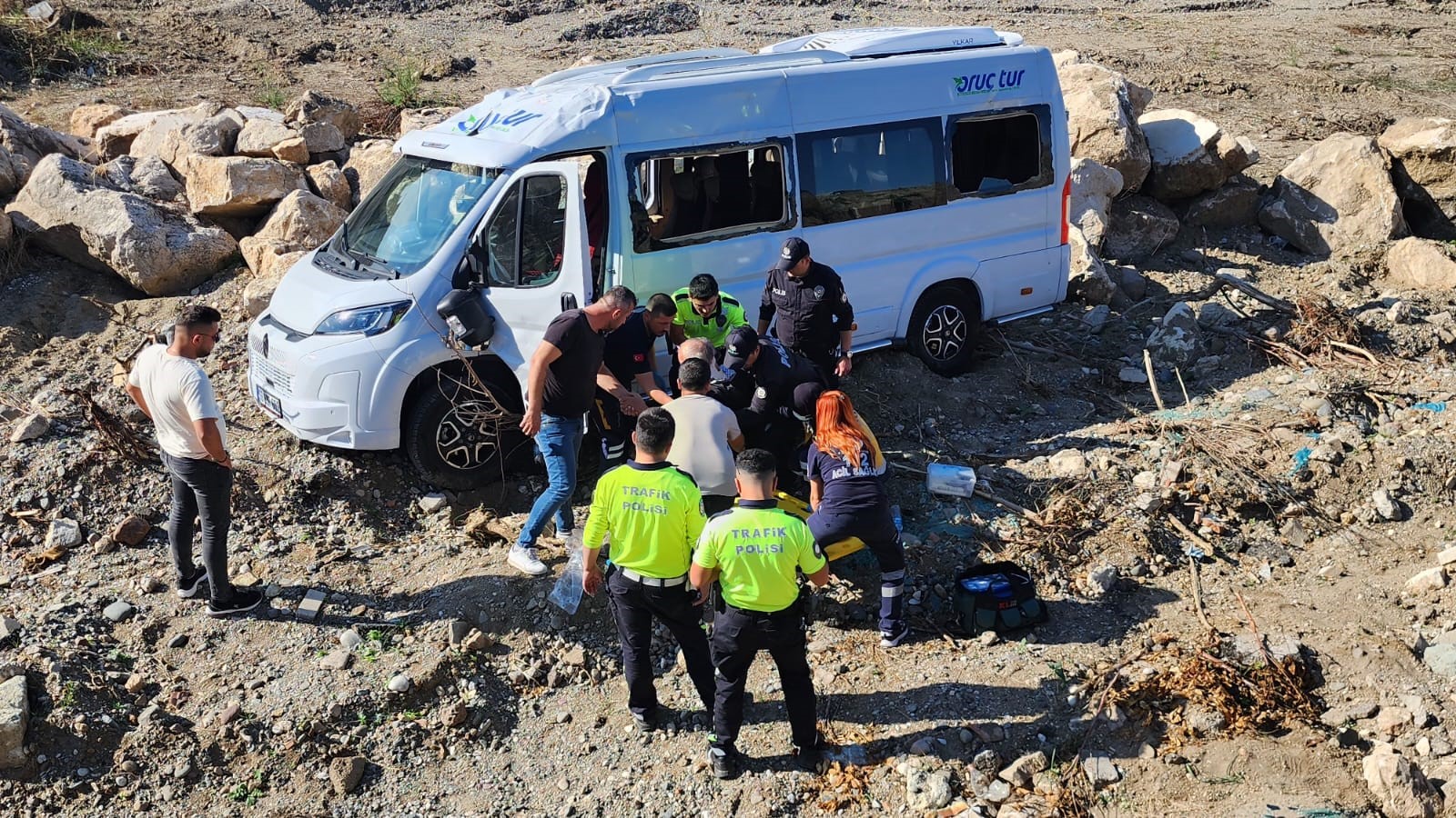 Genc Gazete Servis Minibüsü Geri Manevra Yaparken Takla Attı (4)