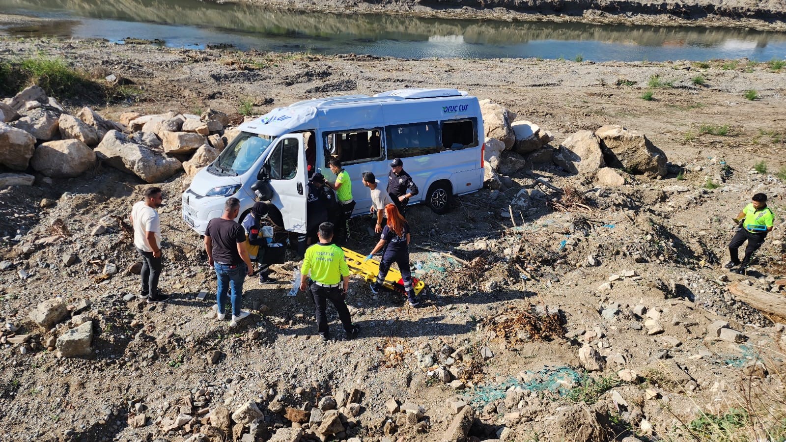 Genc Gazete Servis Minibüsü Geri Manevra Yaparken Takla Attı (5)