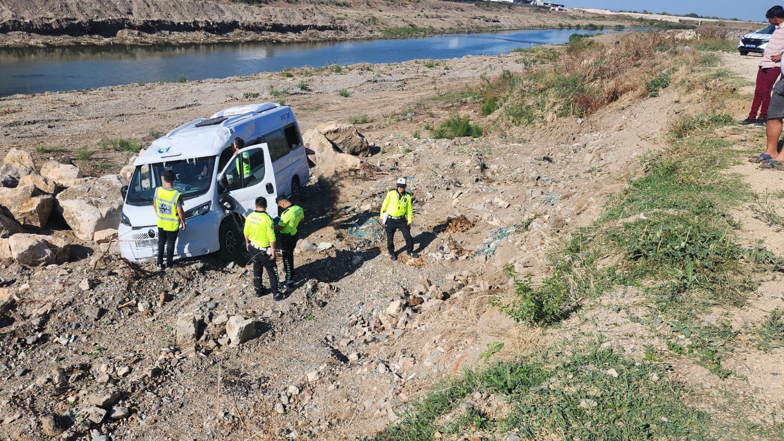 Genc Gazete Servis Minibüsü Geri Manevra Yaparken Takla Attı (6)