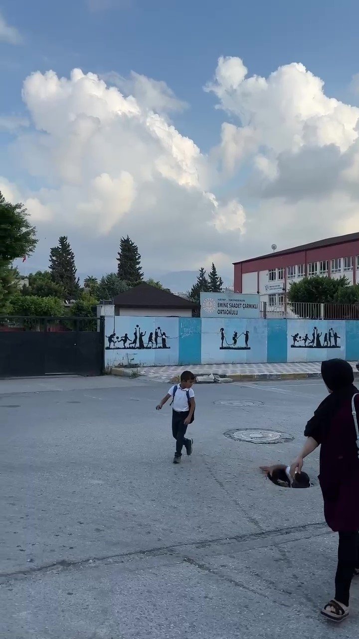 Genc Gazete Yoldaki Çukura Dikkat Çekmek Için Video Çekti (2)