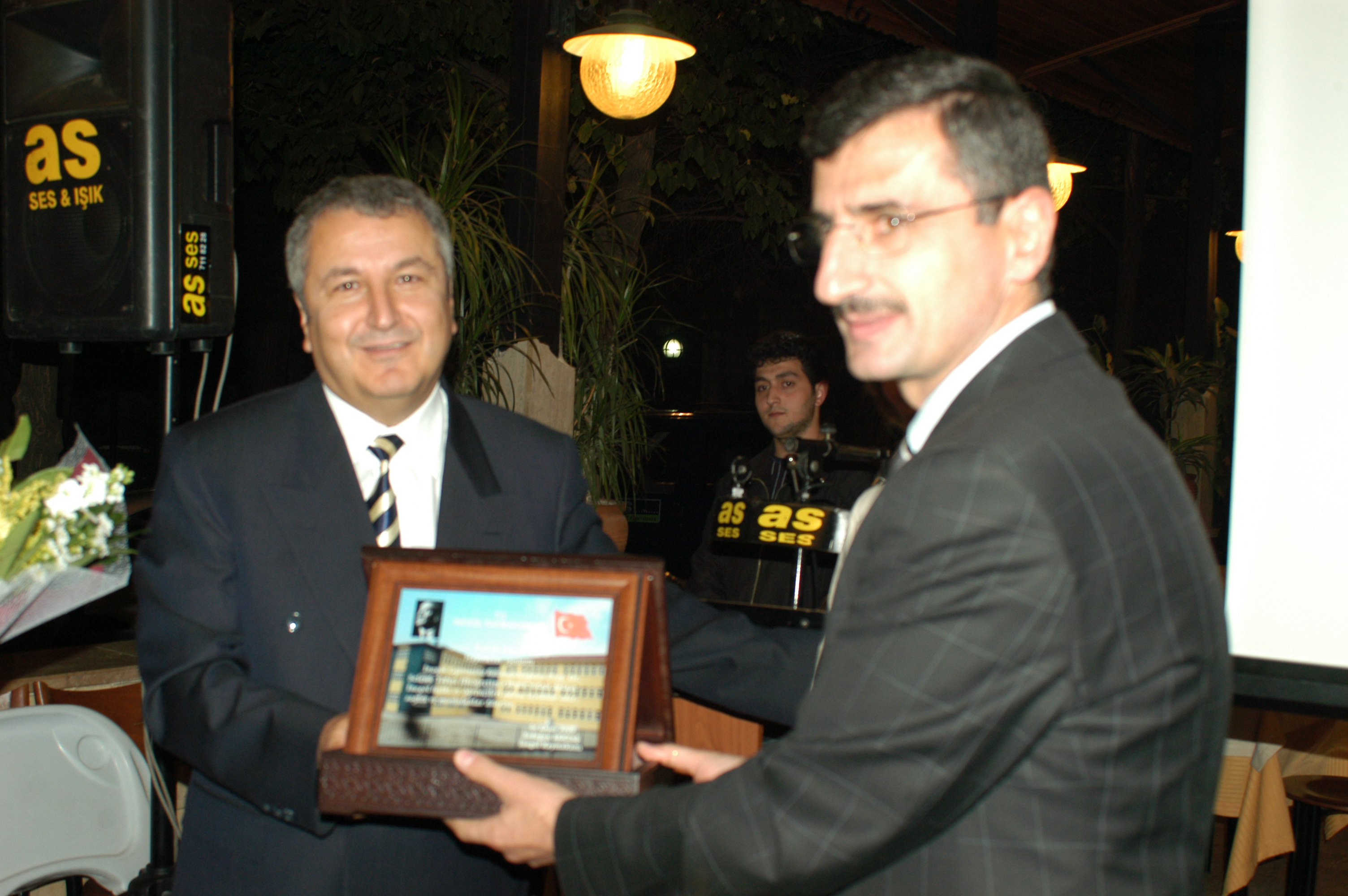 Gençgazete Prof. Inegöl Dr. Selçuk Yakşi Hayırsever Yemek 2006 Ekim (1)