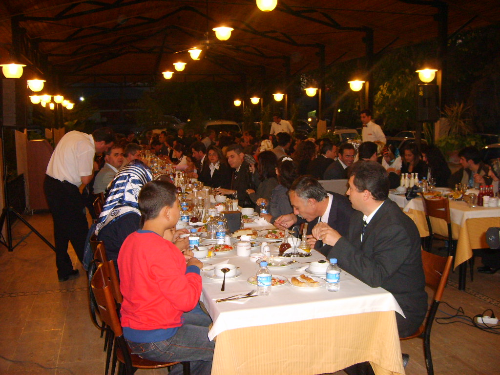 Gençgazete Prof. Inegöl Dr. Selçuk Yakşi Hayırsever Yemek 2006 Ekim (4)