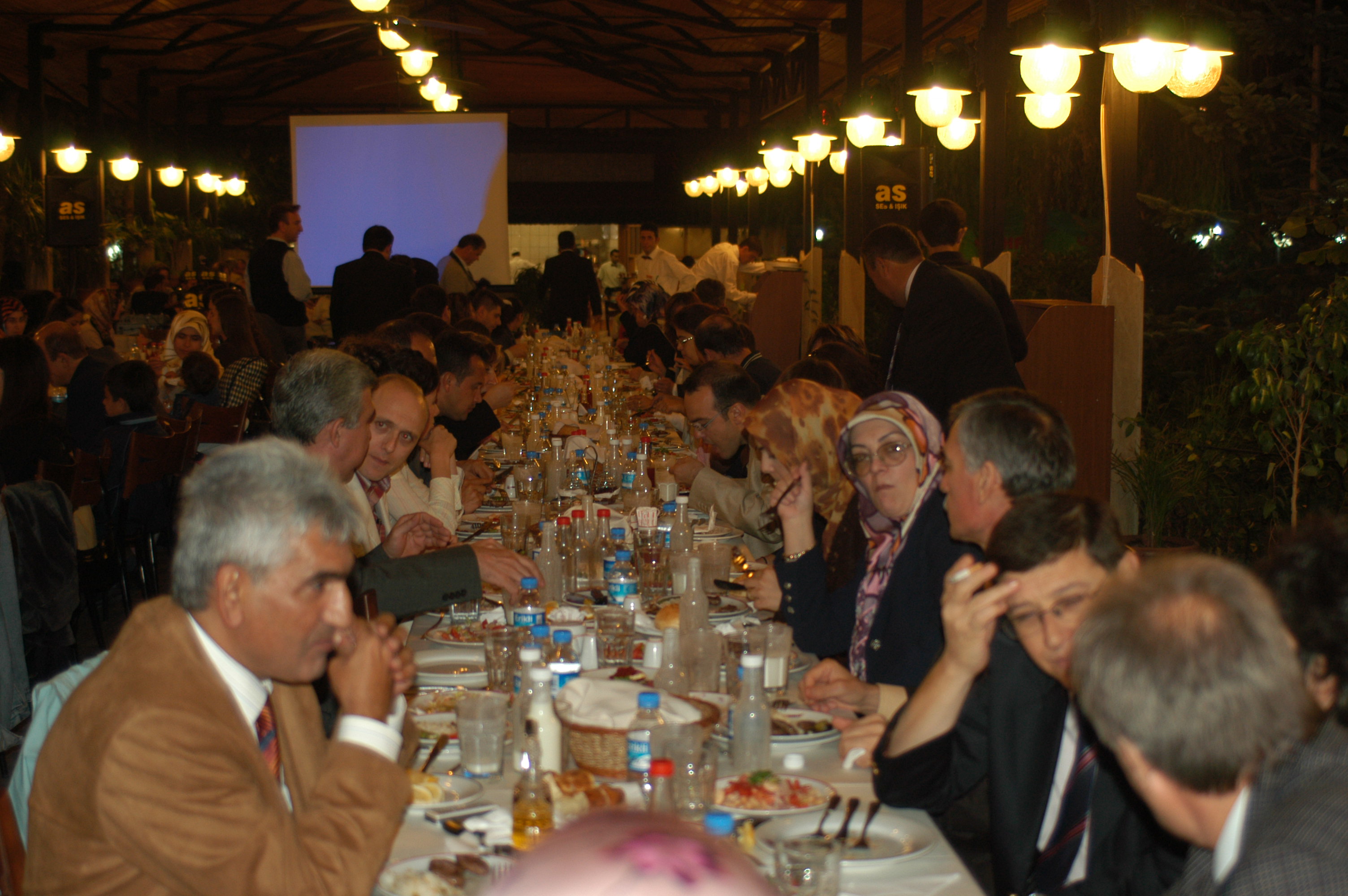 Gençgazete Prof. Inegöl Dr. Selçuk Yakşi Hayırsever Yemek 2006 Ekim (5)