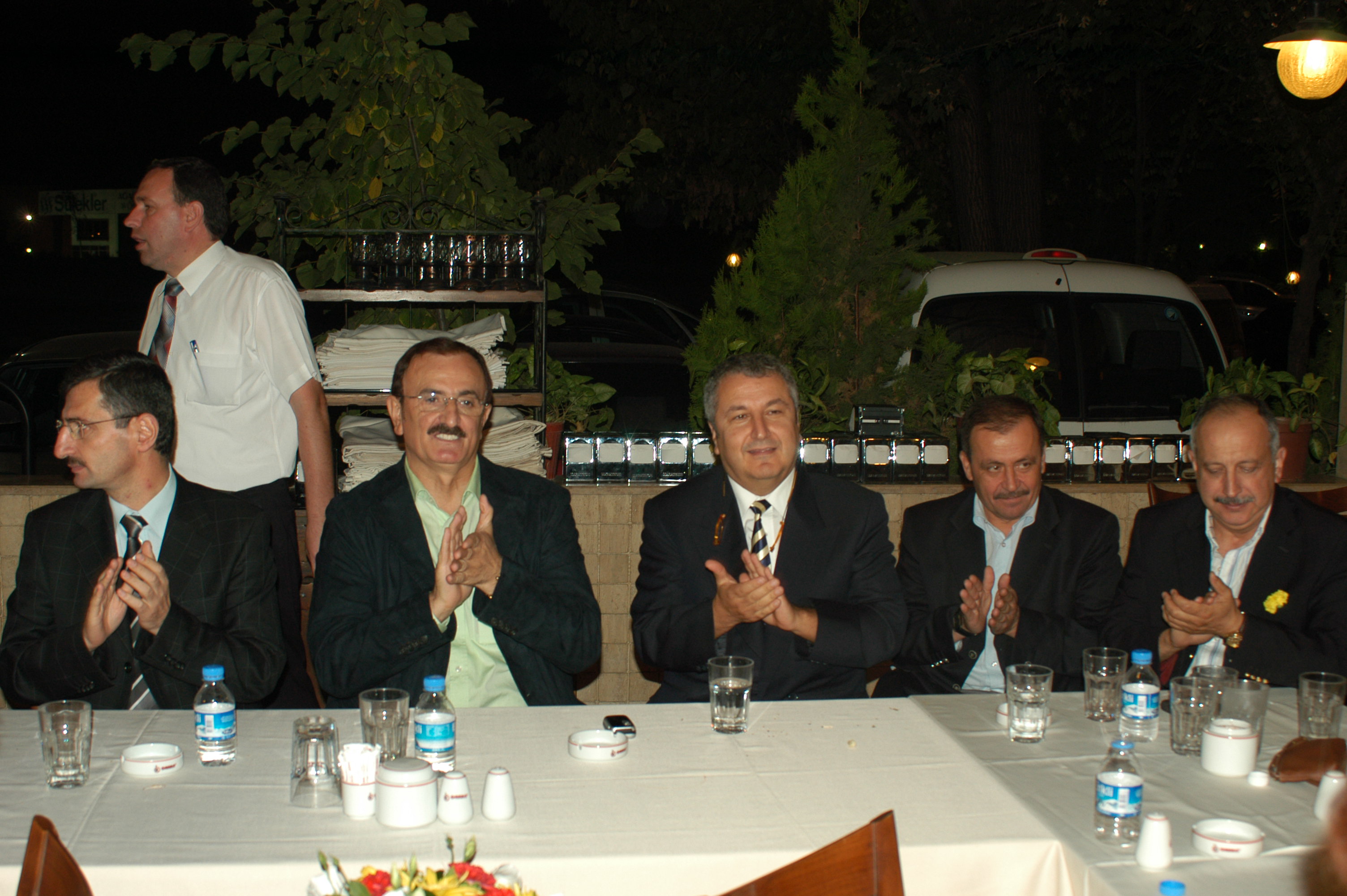 Gençgazete Prof. Inegöl Dr. Selçuk Yakşi Hayırsever Yemek 2006 Ekim (6)