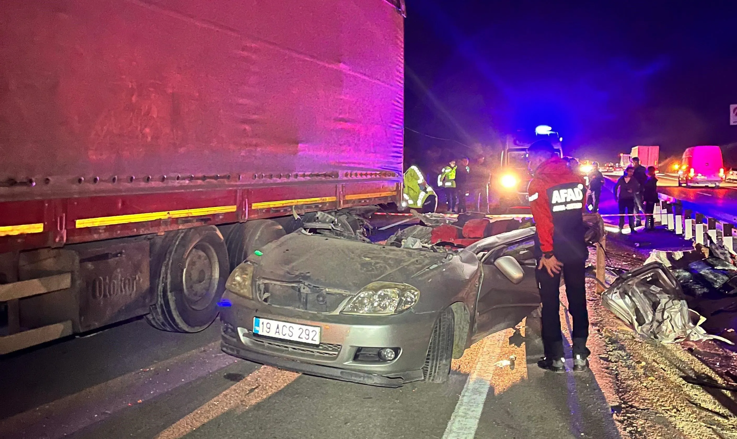 Lastiği Patlayan Tıra Çarpan Otomobil Paramparça Oldu 1 Ölü (2)