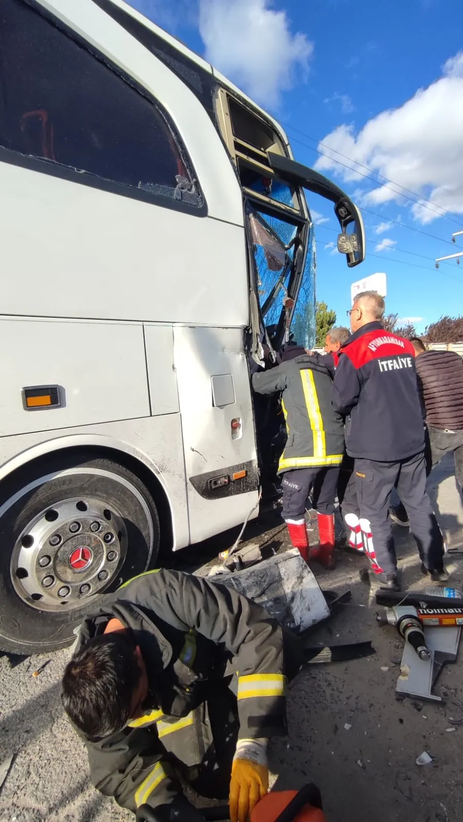 Yolcu Otobüsü Kamyona Çarptı 20 Yaralı