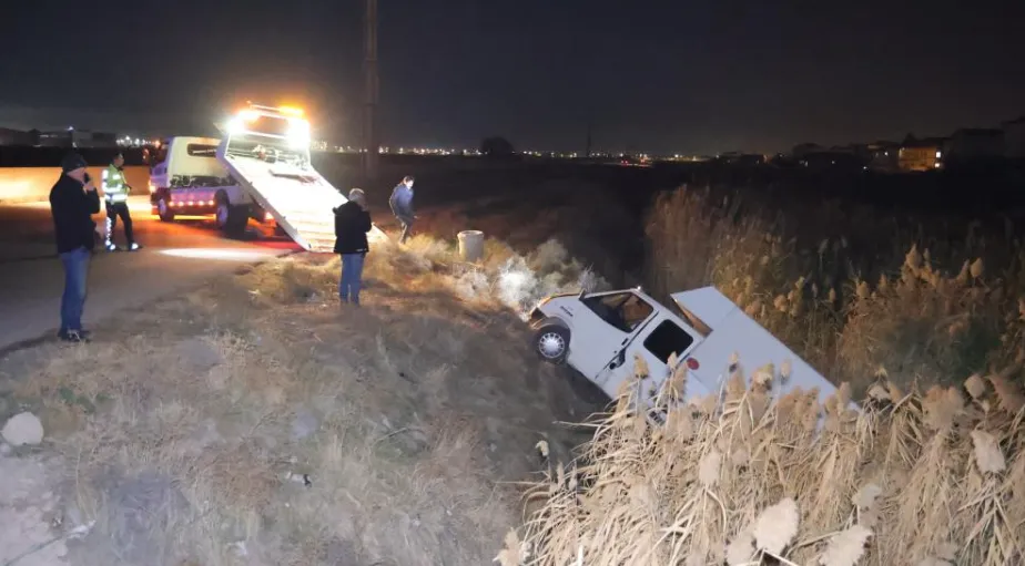 Aksaray'da Otomobilin Çarptığı Kamyonet Sulama Kanalına Düştü 4 Yaralı (2)