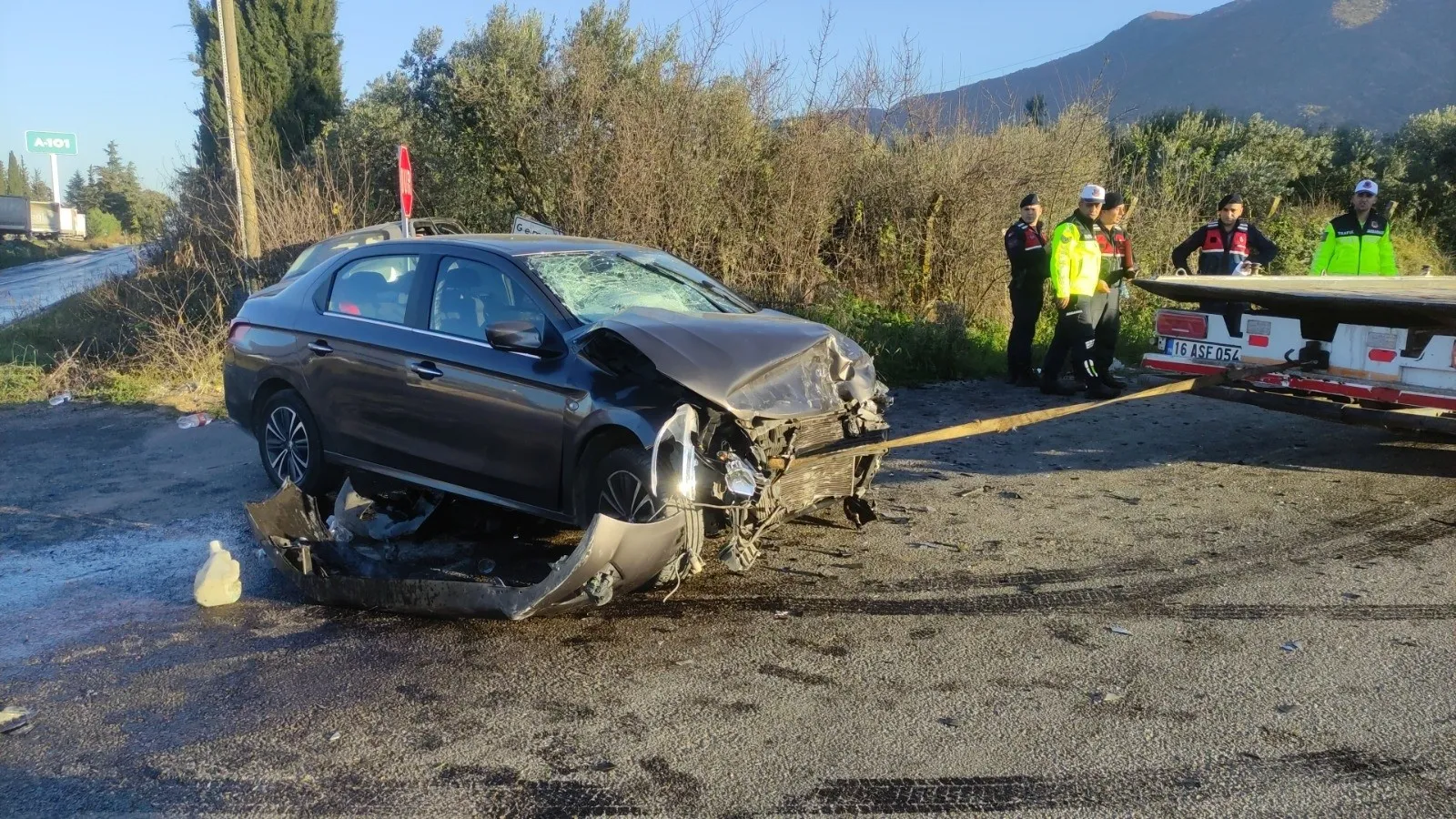 Bursa'da Iki Otomobil Kafa Kafaya Çarpıştı 7 Yaralı (4)