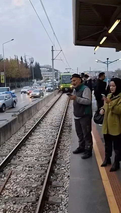 Bursa'da Kamyondan Düşen Demirler Trafik Ve Metro Seferlerini Aksattı (1)