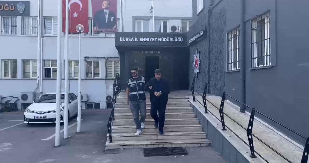 Gençgazete 25 Yıl Hapis Cezası Olan Şüpheli, Okulda Oğlunu Ziyaret Ederken Yakalandı (2)