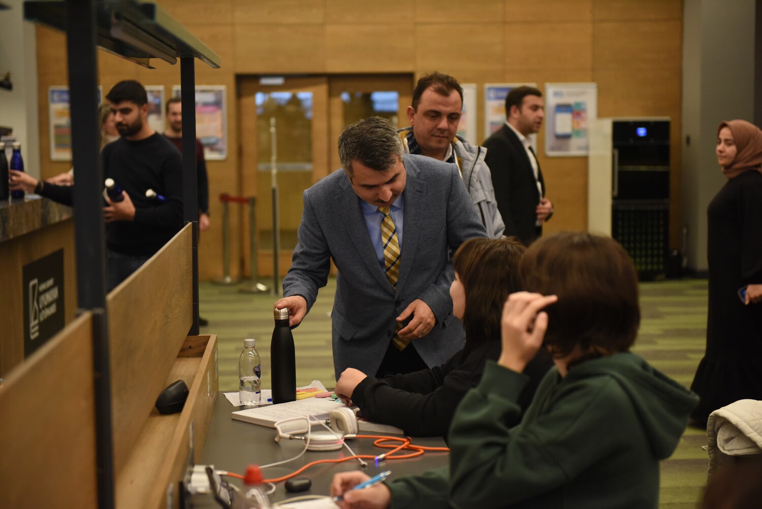 Gençgazete Bu Şehirde Öğrenciler Plastik Şişe Kullanmıyor, Cam Termos(13)