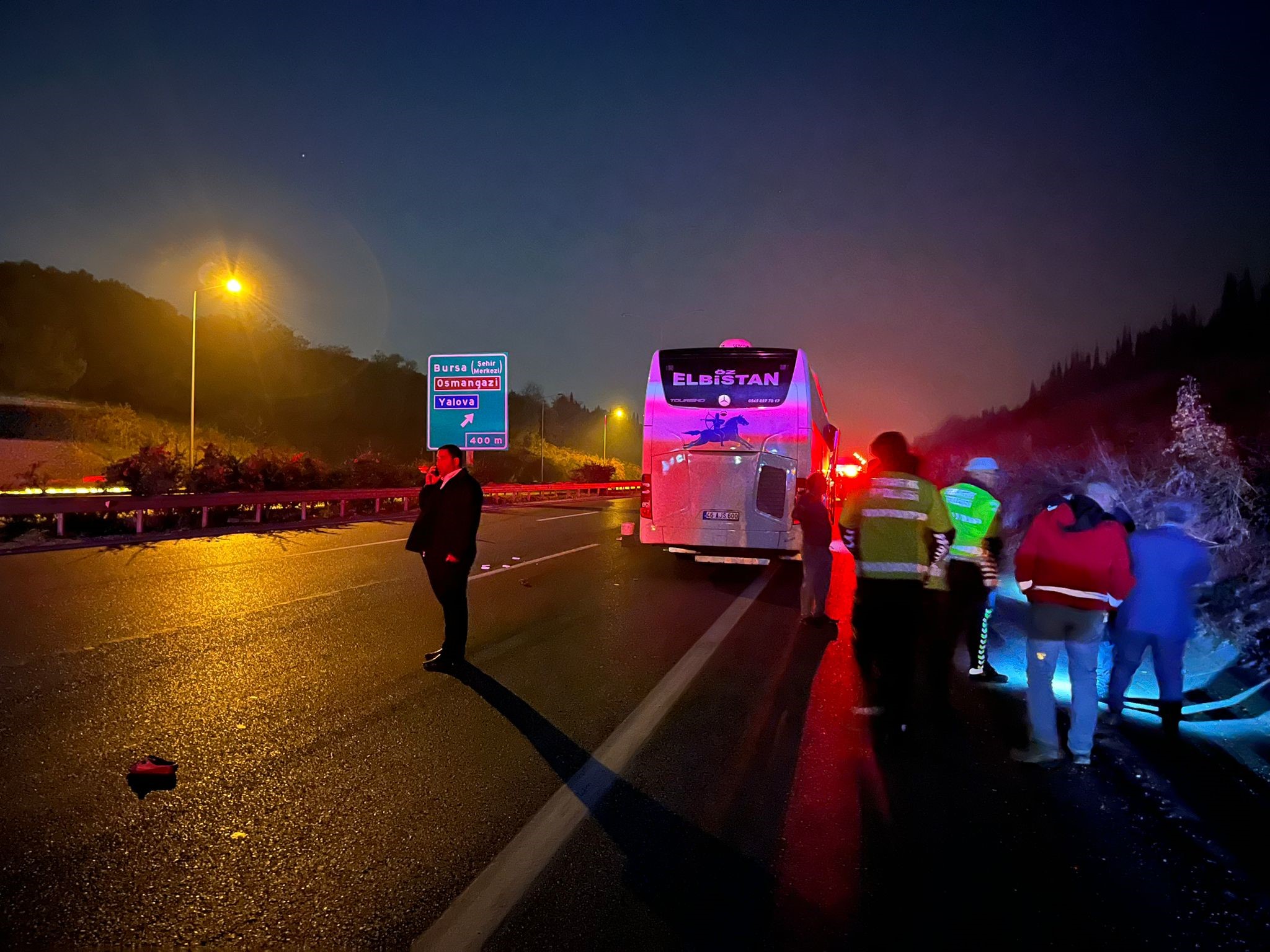 Gençgazete Bursa'da Otobanda Yolun Karşısına Geçen Kadına (2)