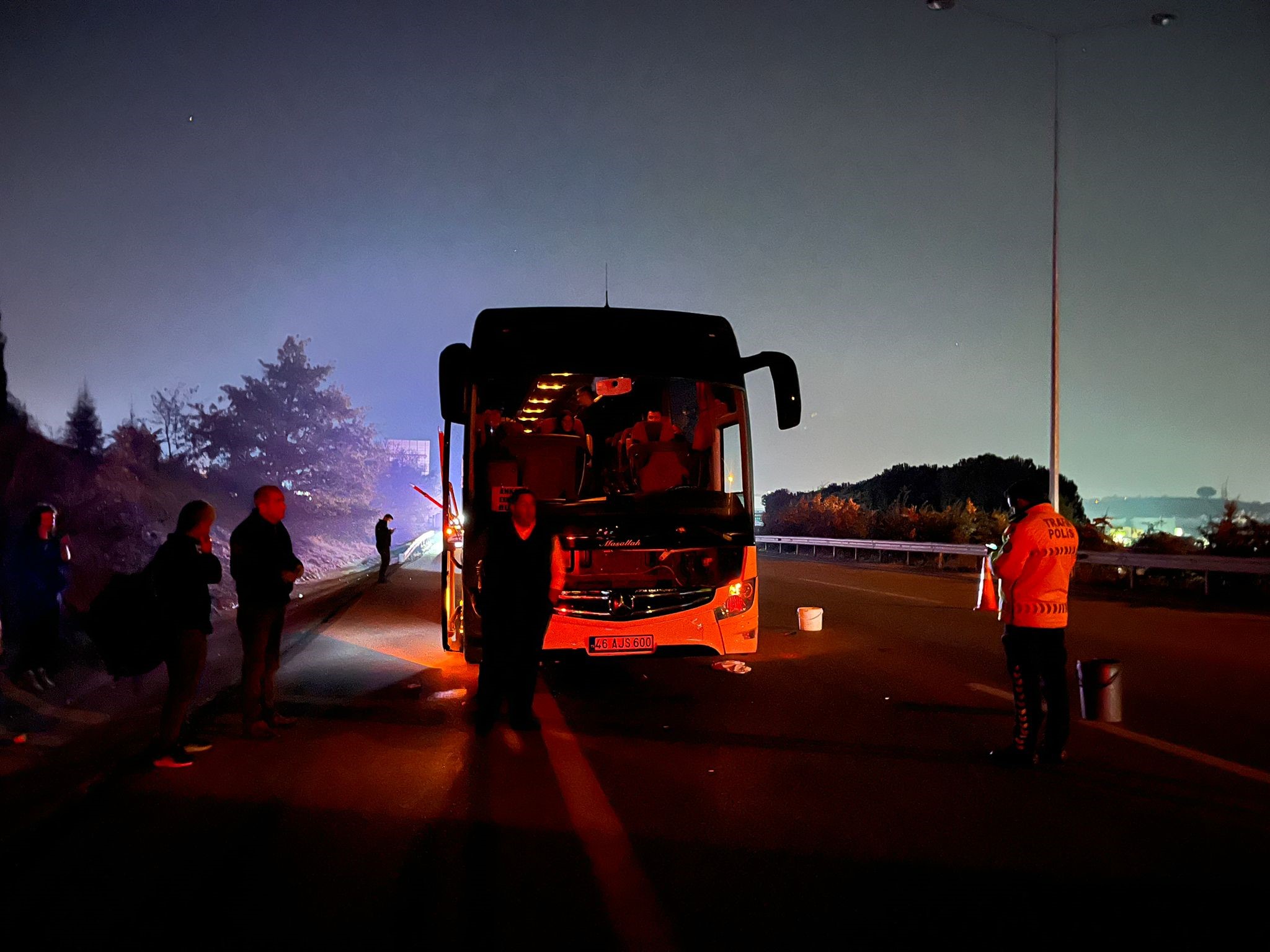 Gençgazete Bursa'da Otobanda Yolun Karşısına Geçen Kadına (3)