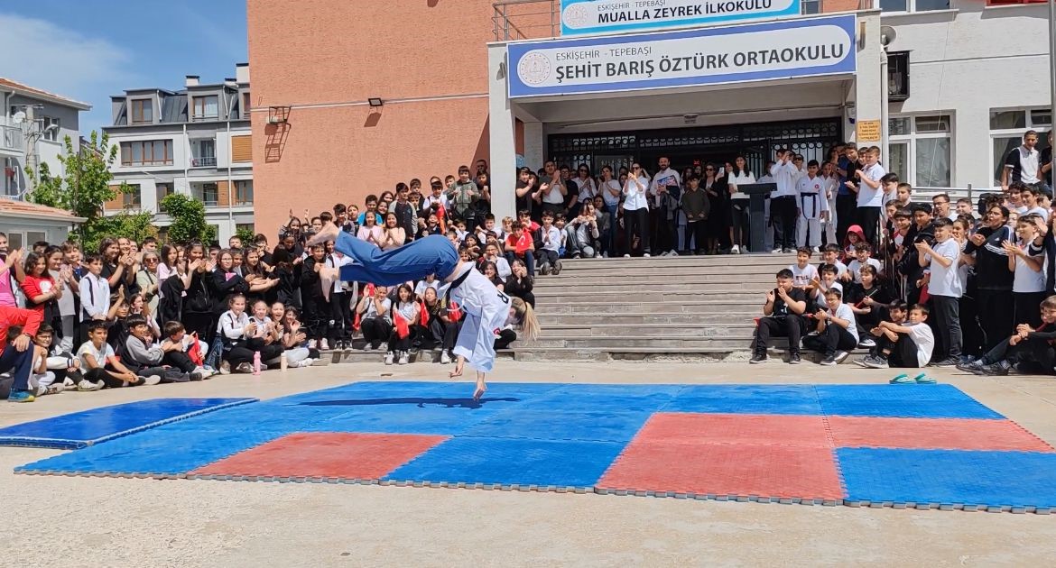 Gençgazete Derslere Takla Atarak Giriş Yapan Şampiyon Öğretmen (7)