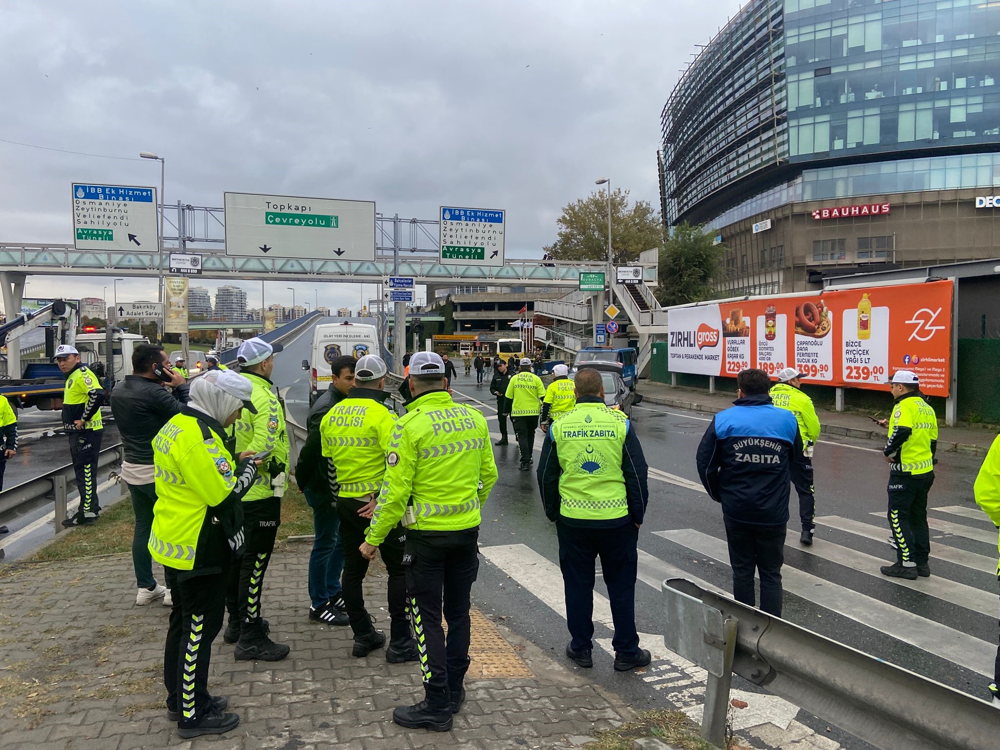 Gençgazete Trafik Kazası Için Gelen Polislere Otobüs Daldı (1)