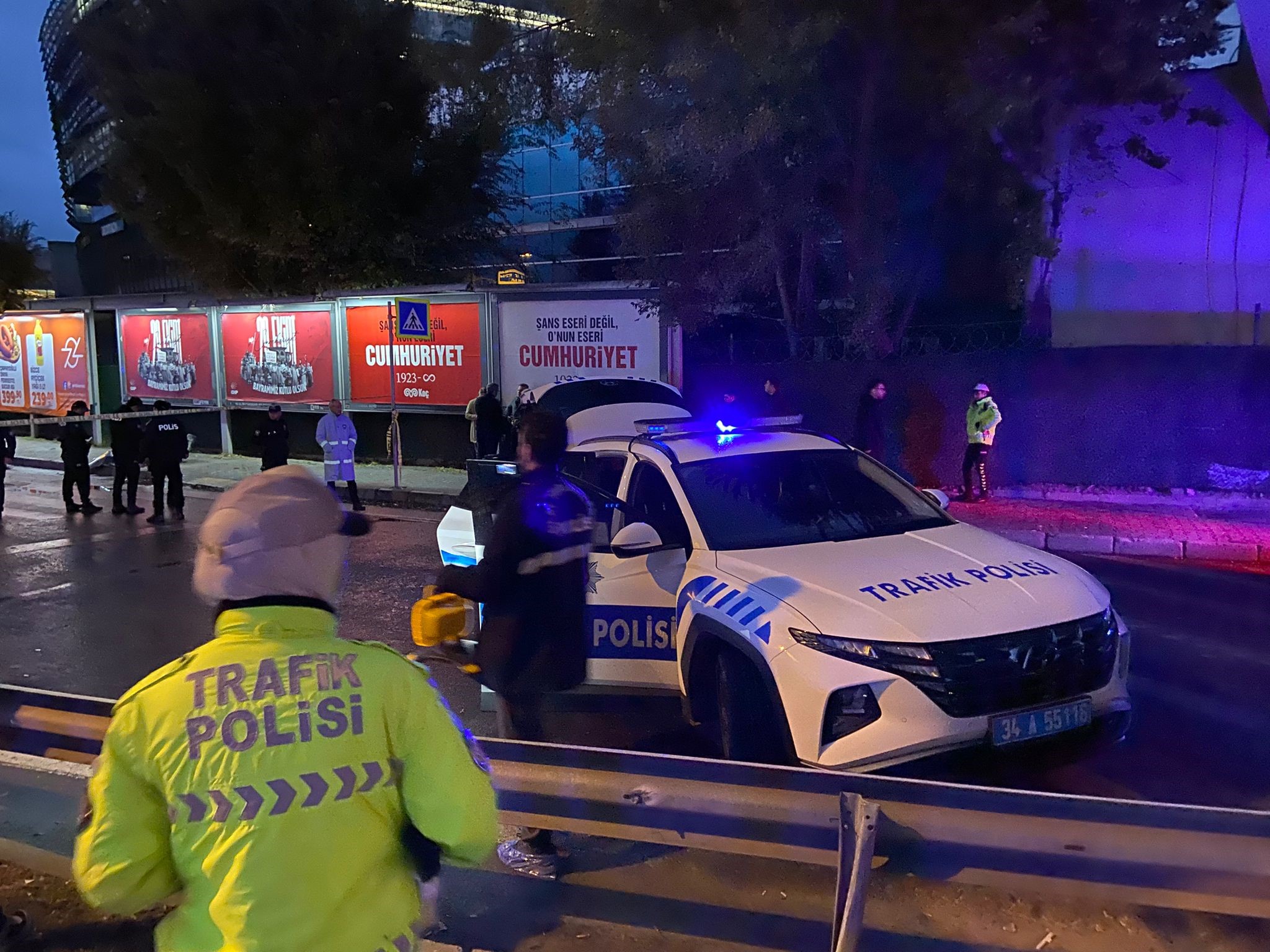 Gençgazete Trafik Kazası Için Gelen Polislere Otobüs Daldı (2)