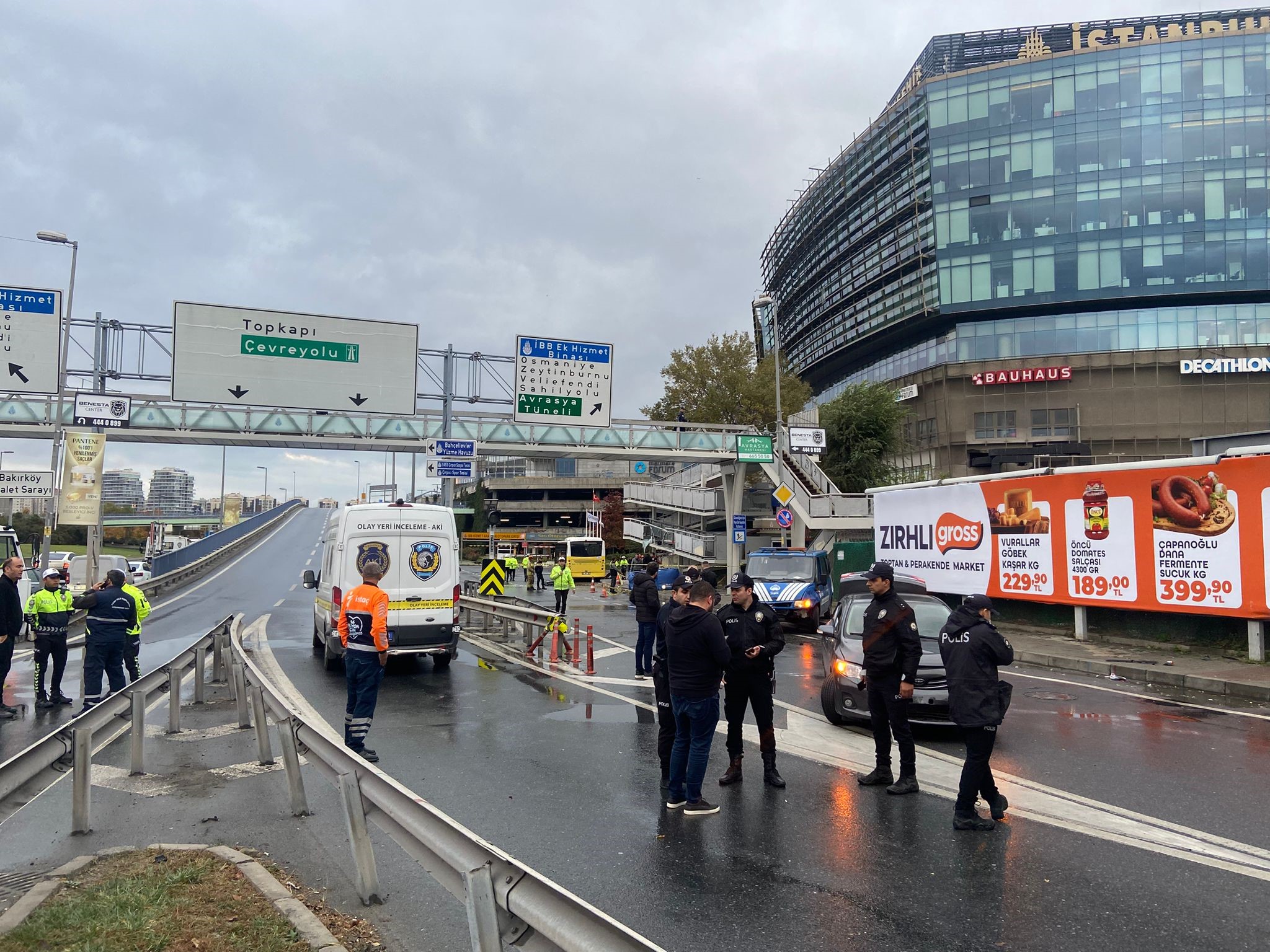 Gençgazete Trafik Kazası Için Gelen Polislere Otobüs Daldı (5)