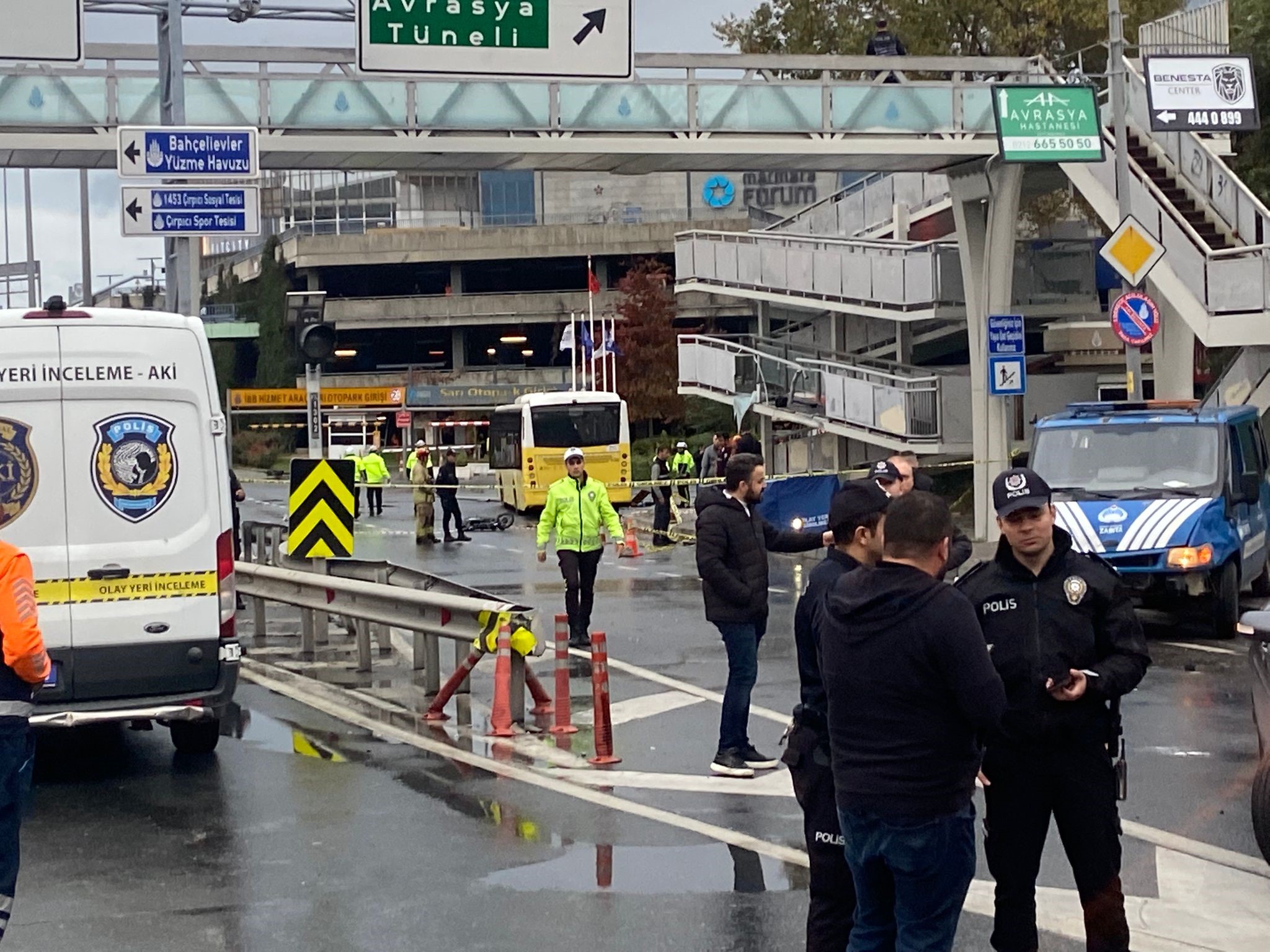 Gençgazete Trafik Kazası Için Gelen Polislere Otobüs Daldı (6)