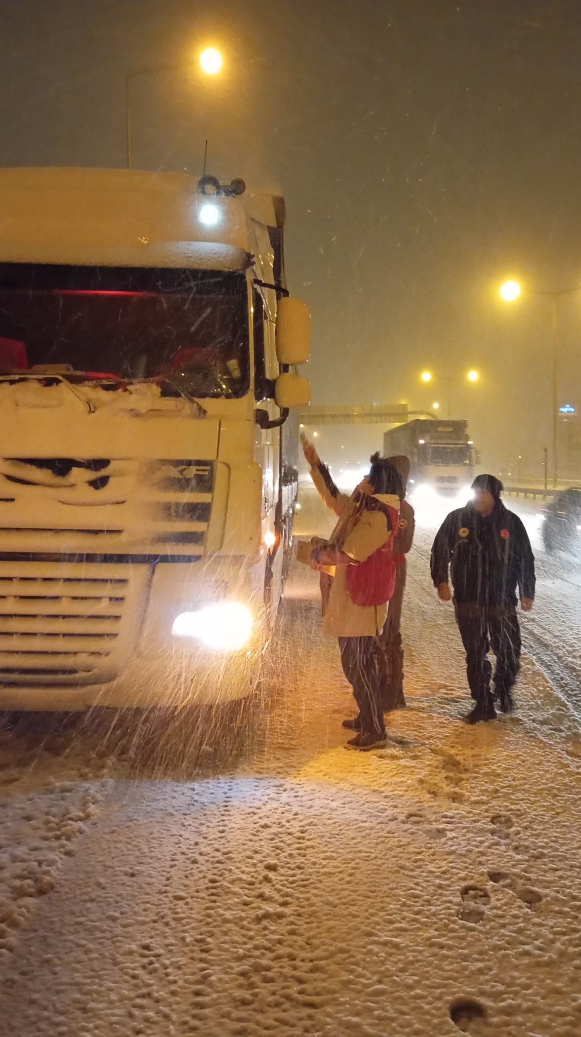 Gençgazete Yoğun Kar Yağışı Otoyollarını Felç Etti (2)