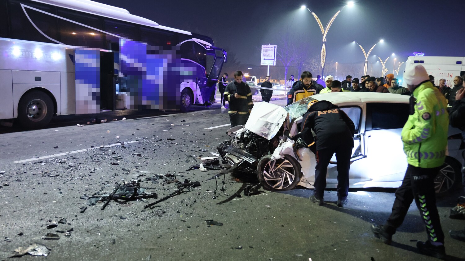 Gençgazete Yolcu Otobüsü Terminalden Çıkış Yaparken Otomobille Çarpıştı (1)