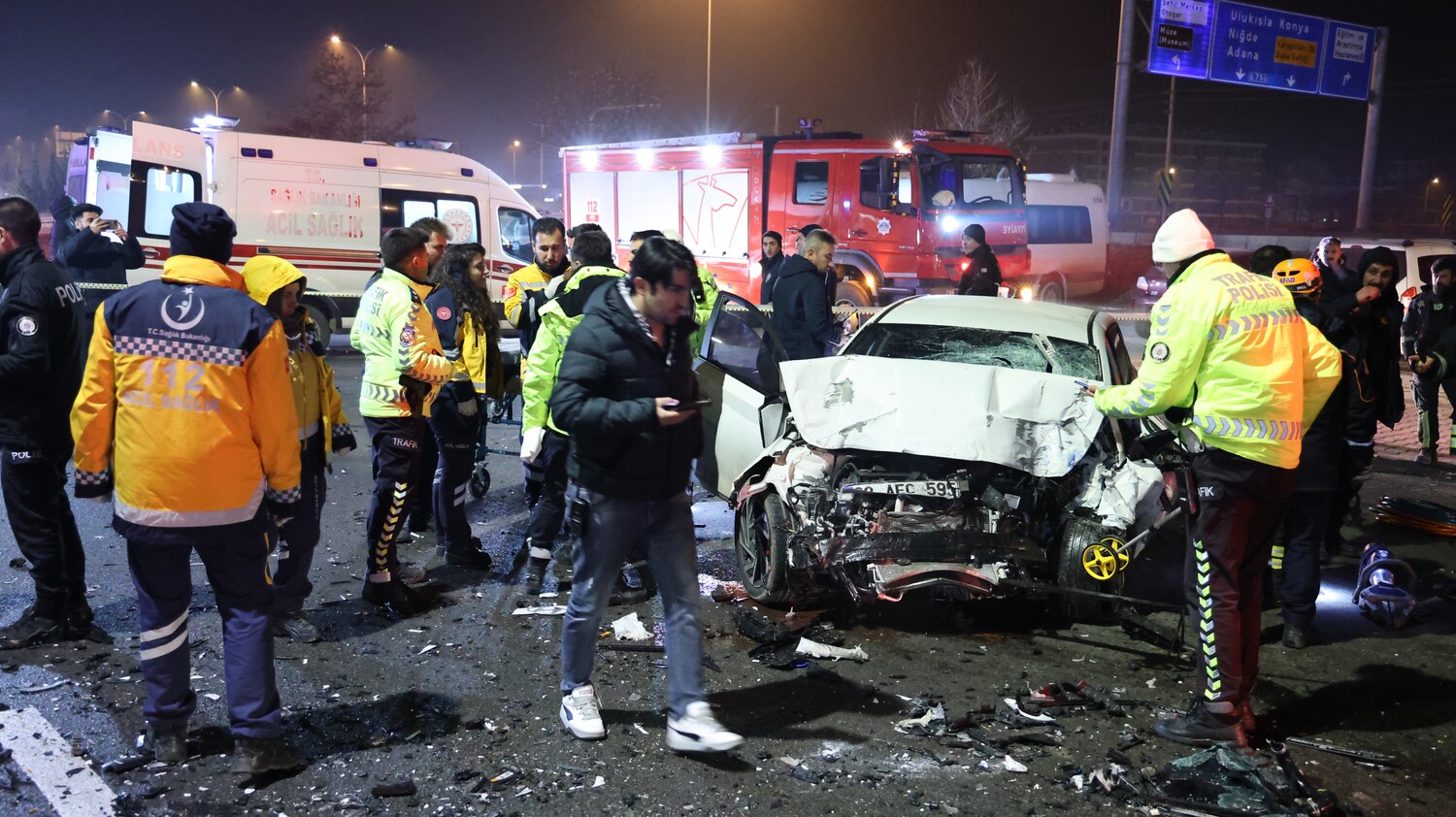 Gençgazete Yolcu Otobüsü Terminalden Çıkış Yaparken Otomobille Çarpıştı (2)