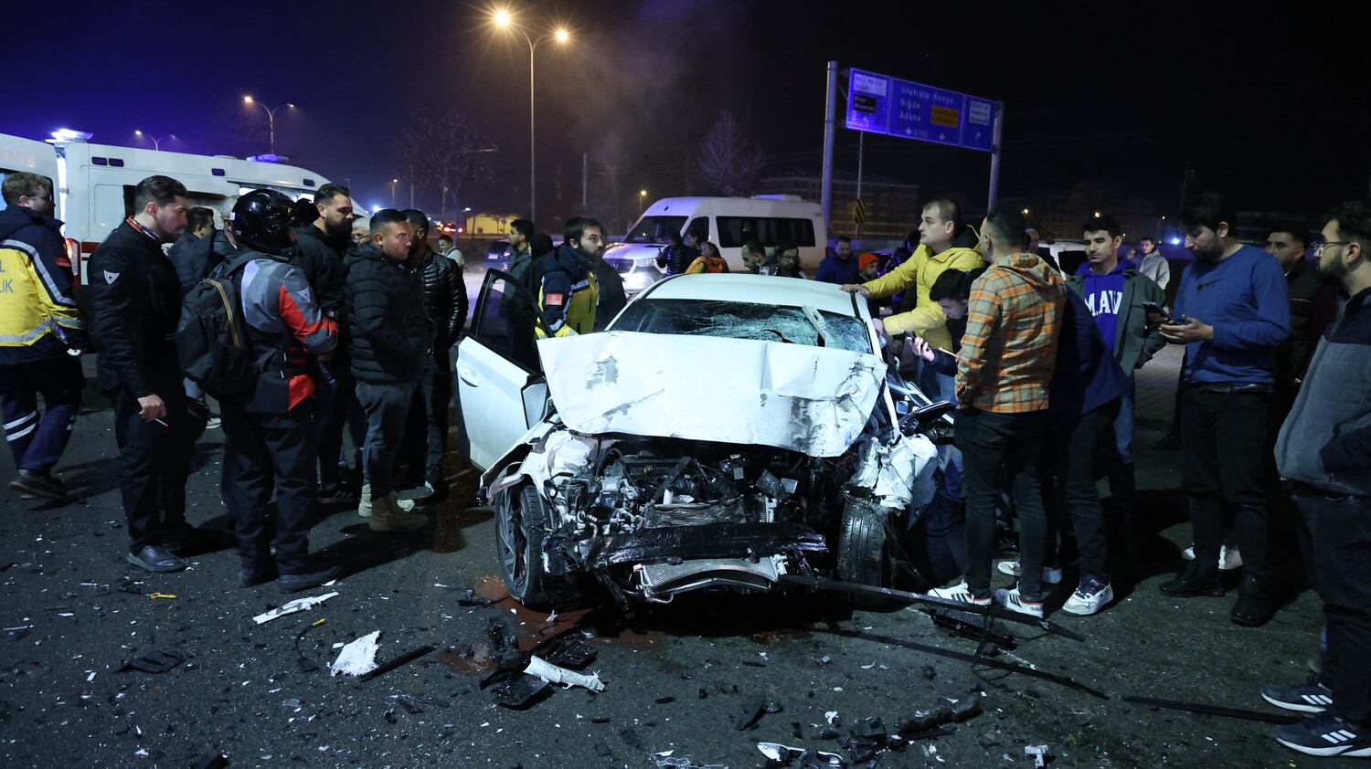 Gençgazete Yolcu Otobüsü Terminalden Çıkış Yaparken Otomobille Çarpıştı (4)