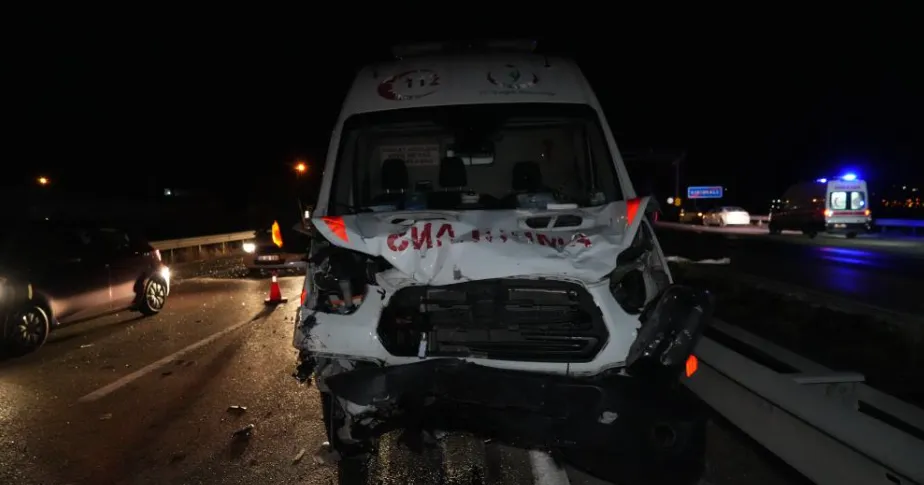 Hasta Sevki Yapan Ambulans Otomobille Çarpıştı 1 Ölü, 5 Yaralı (2)