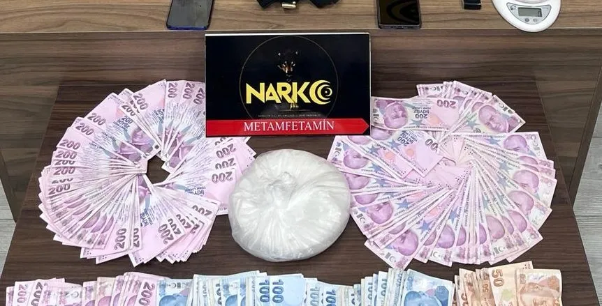 İnegöl'de Polisten Kaçan Araçta 1 Kilogram Uyuşturucu Ele Geçirildi (2)