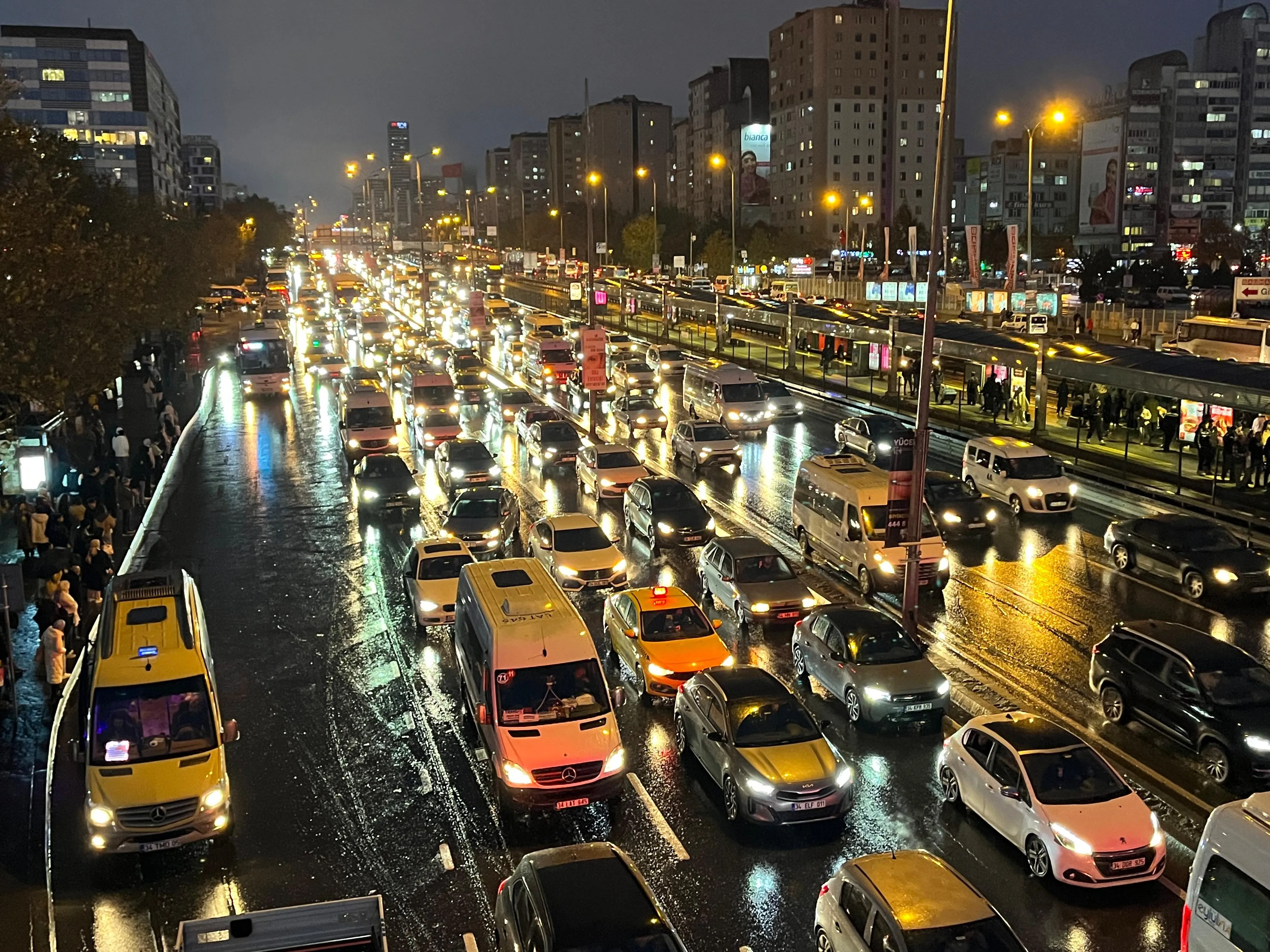 İstanbul'da Haftanın Son Günü Trafik Felç Oldu Yoğunluk Yüzde 90'A Ulaştı! (2)