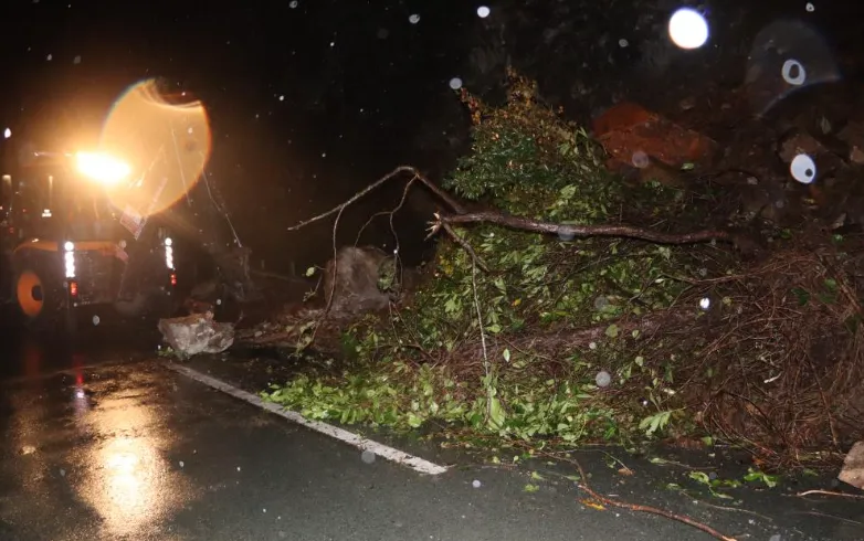 Karadeniz Sahil Yolu Heyelan Nedeniyle Tek Yönlü Trafiğe Kapandı (3)