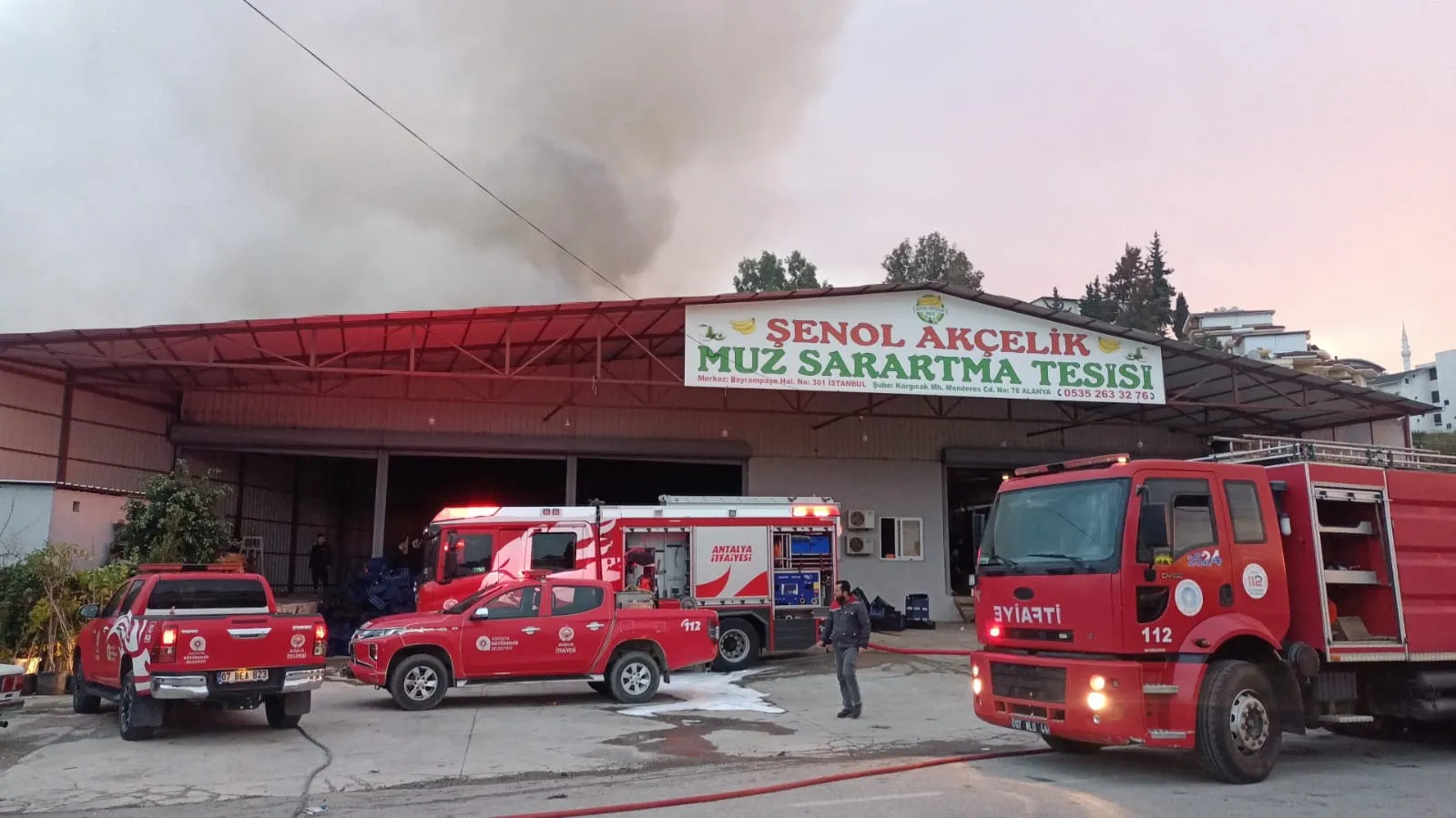 Alanya'da Felaket! Yangın 3 İş Yeri Ve Seraları Küle Çevirdi! (1)