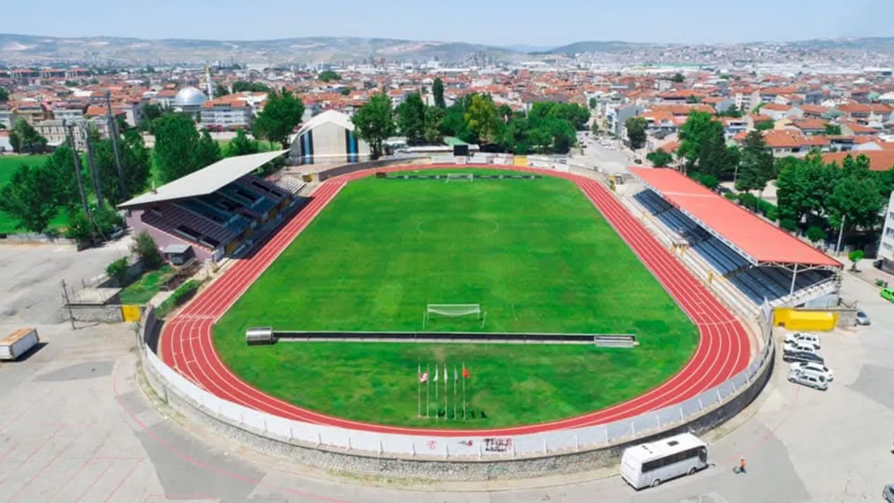 Belediye İnegöl İlçe Stadyumu Zeminini Bakıma Aldı (1)