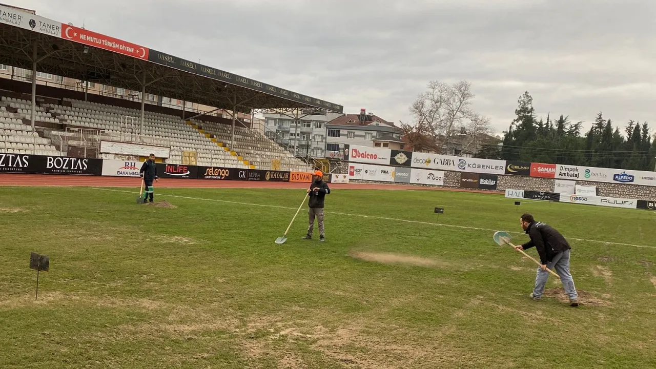 Belediye İnegöl İlçe Stadyumu Zeminini Bakıma Aldı (3)