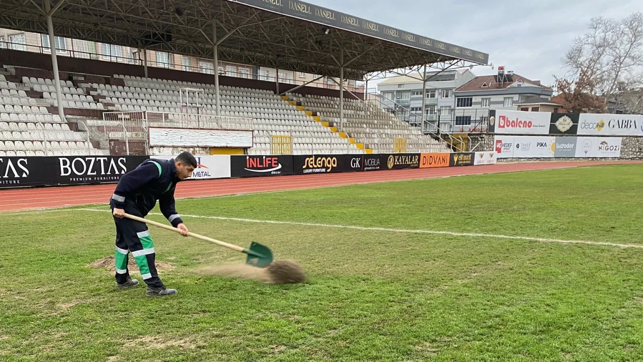 Belediye İnegöl İlçe Stadyumu Zeminini Bakıma Aldı (4)