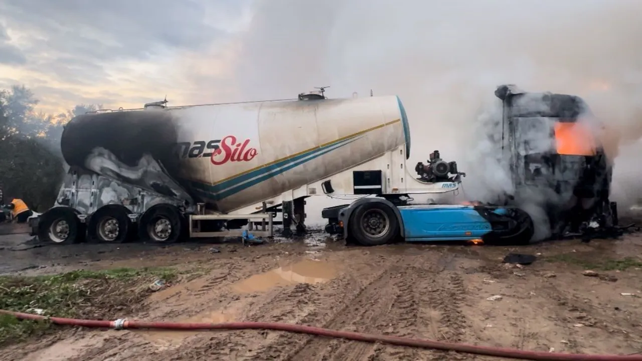 Bursa İznik'te Tankerle Otomobil Çarpıştı Ağır Yaralıdan Acı Haber Geldi (1)