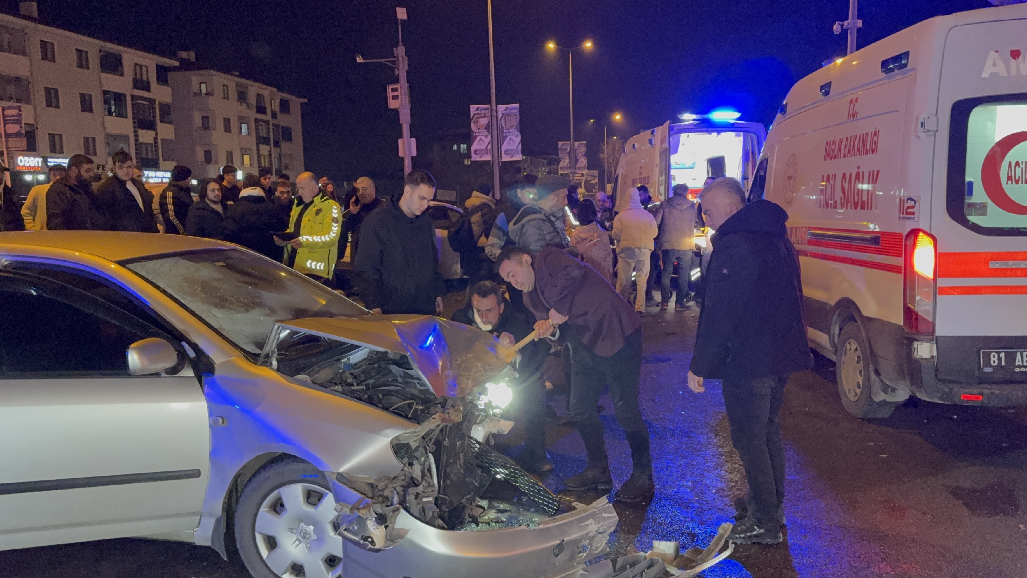 Düzce Metek Kavşağı’nda Yine Kaza 3 Yaralı (2)