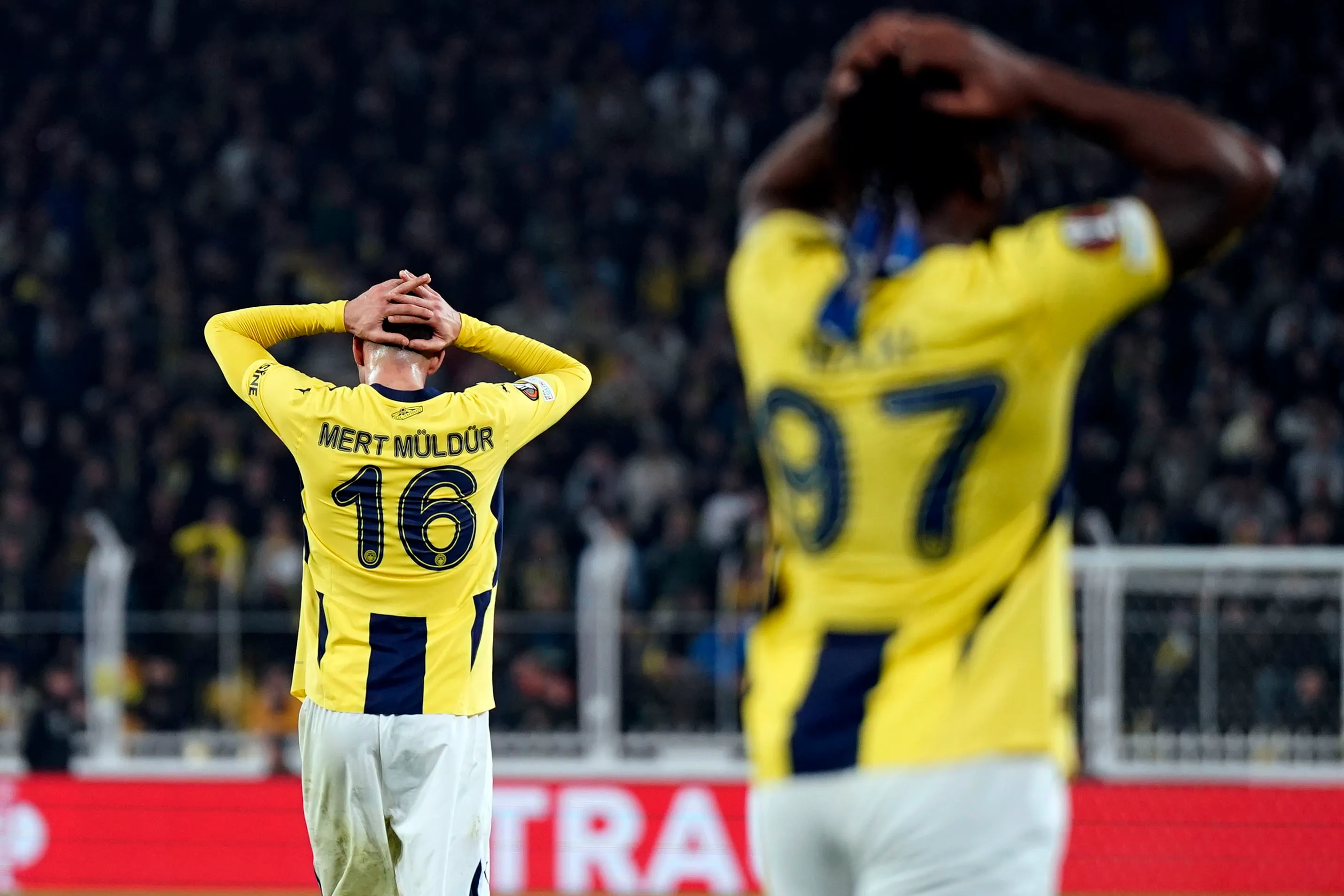 Fenerbahçe’de Samet Akaydin Hatası Sonrası Tribünler Karıştı! (1)